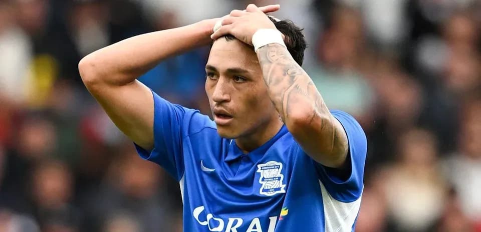 Joueur de Birmingham City se tenant la tête en désespoir