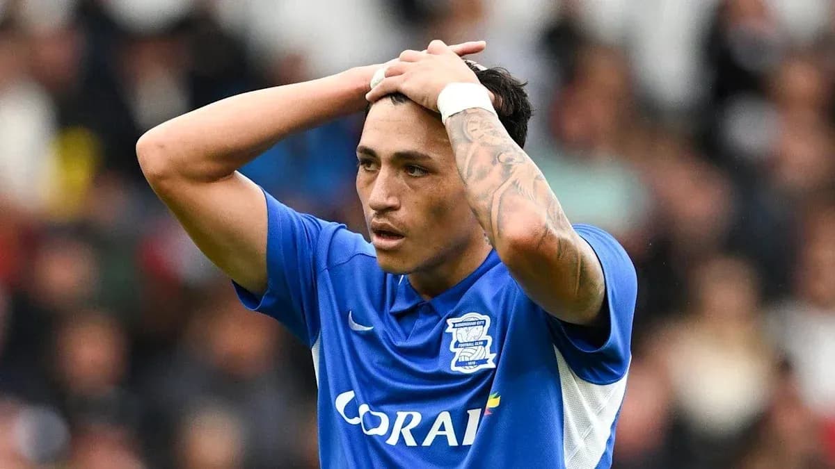 Joueur de Birmingham City se tenant la tête en désespoir