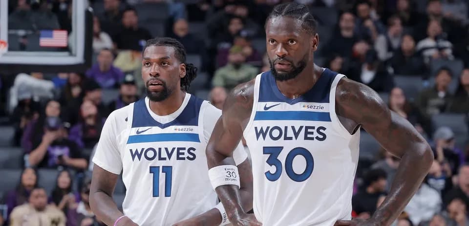 Deux joueurs de l'équipe des Wolves sur le terrain