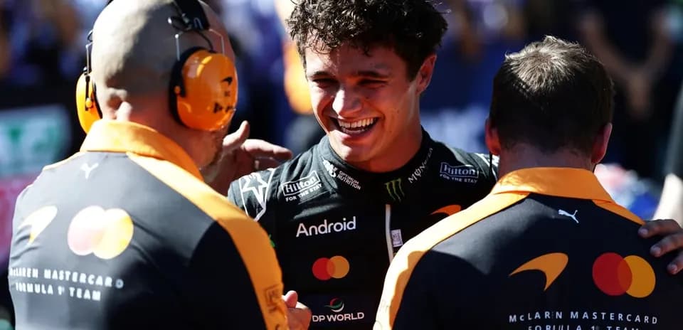 Pilote de McLaren célébrant avec son équipe