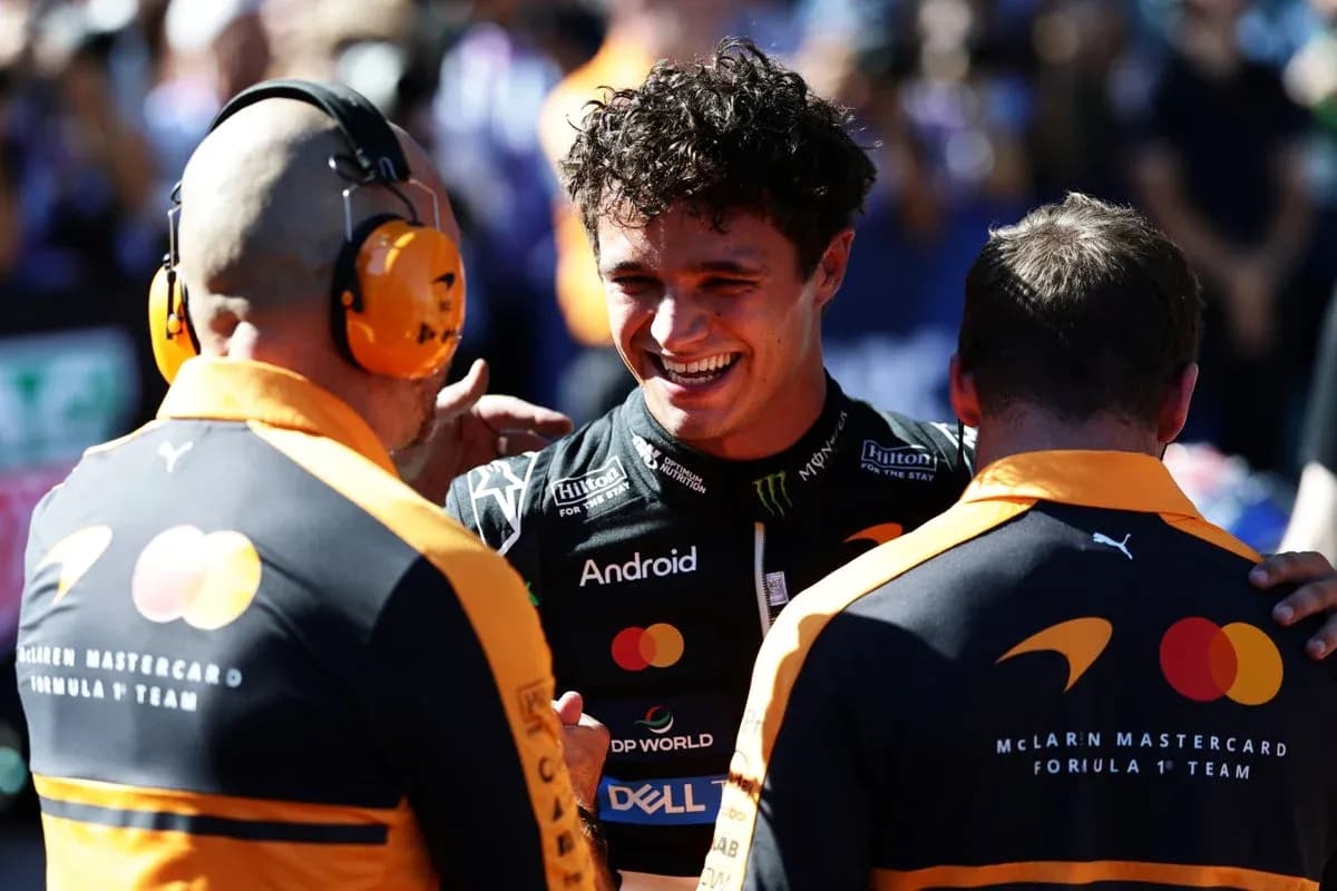 Pilote de McLaren célébrant avec son équipe