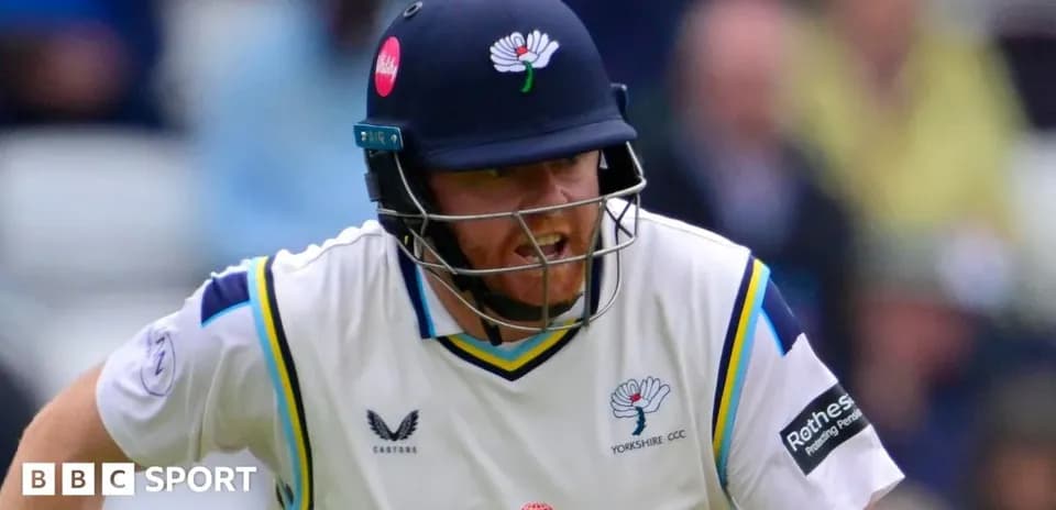 Joueur de cricket en action avec uniforme de Yorkshire