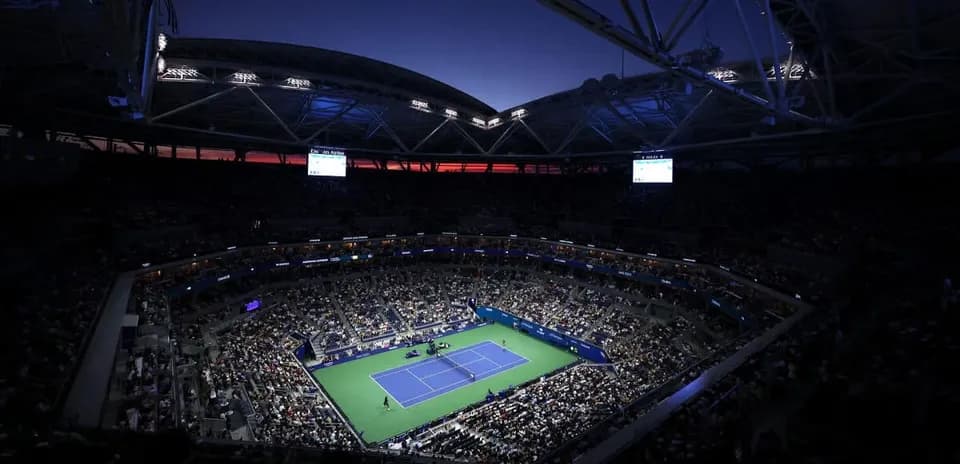 Stade plein lors d'un match de tennis en soirée