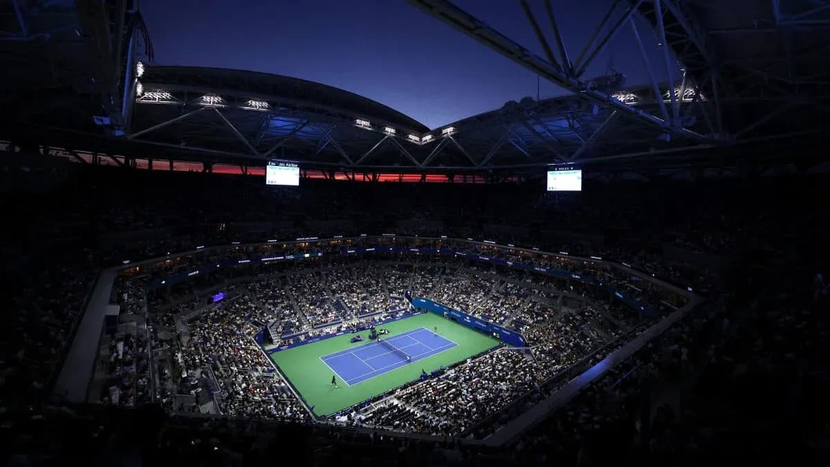 Stade plein lors d'un match de tennis en soirée