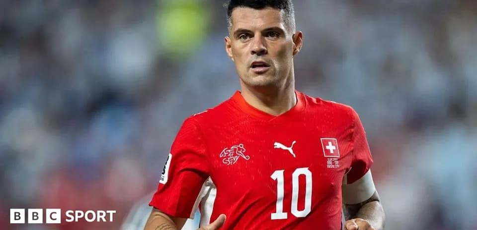 Joueur suisse portant le maillot rouge numéro 10