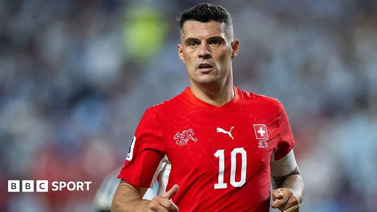 Joueur suisse portant le maillot rouge numéro 10