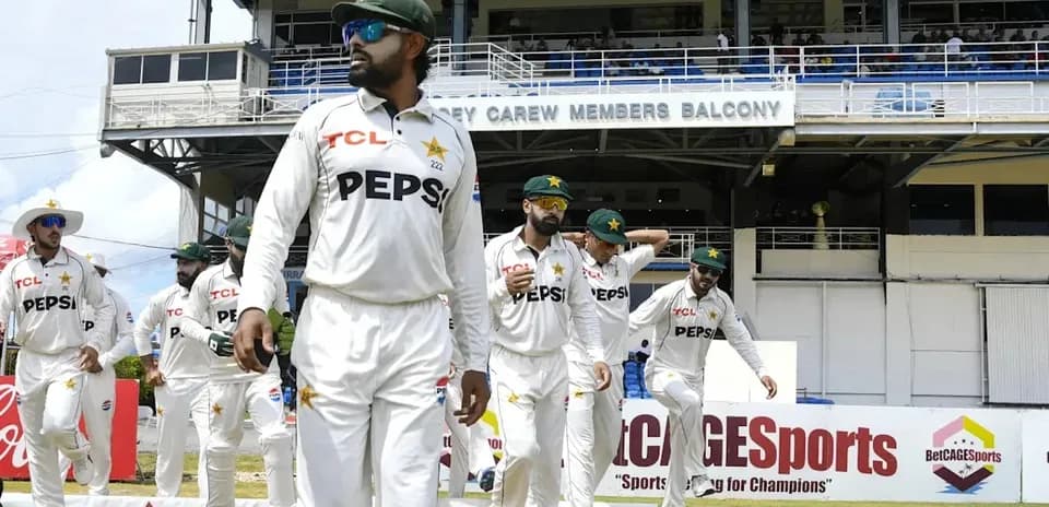 Joueurs de cricket pakistanais entrant sur le terrain