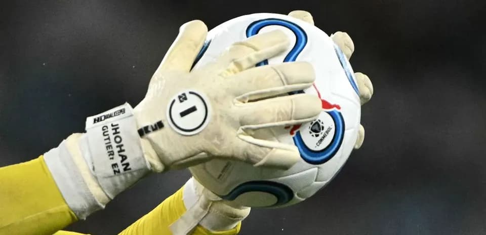 Gardien de but attrapant le ballon avec les gants