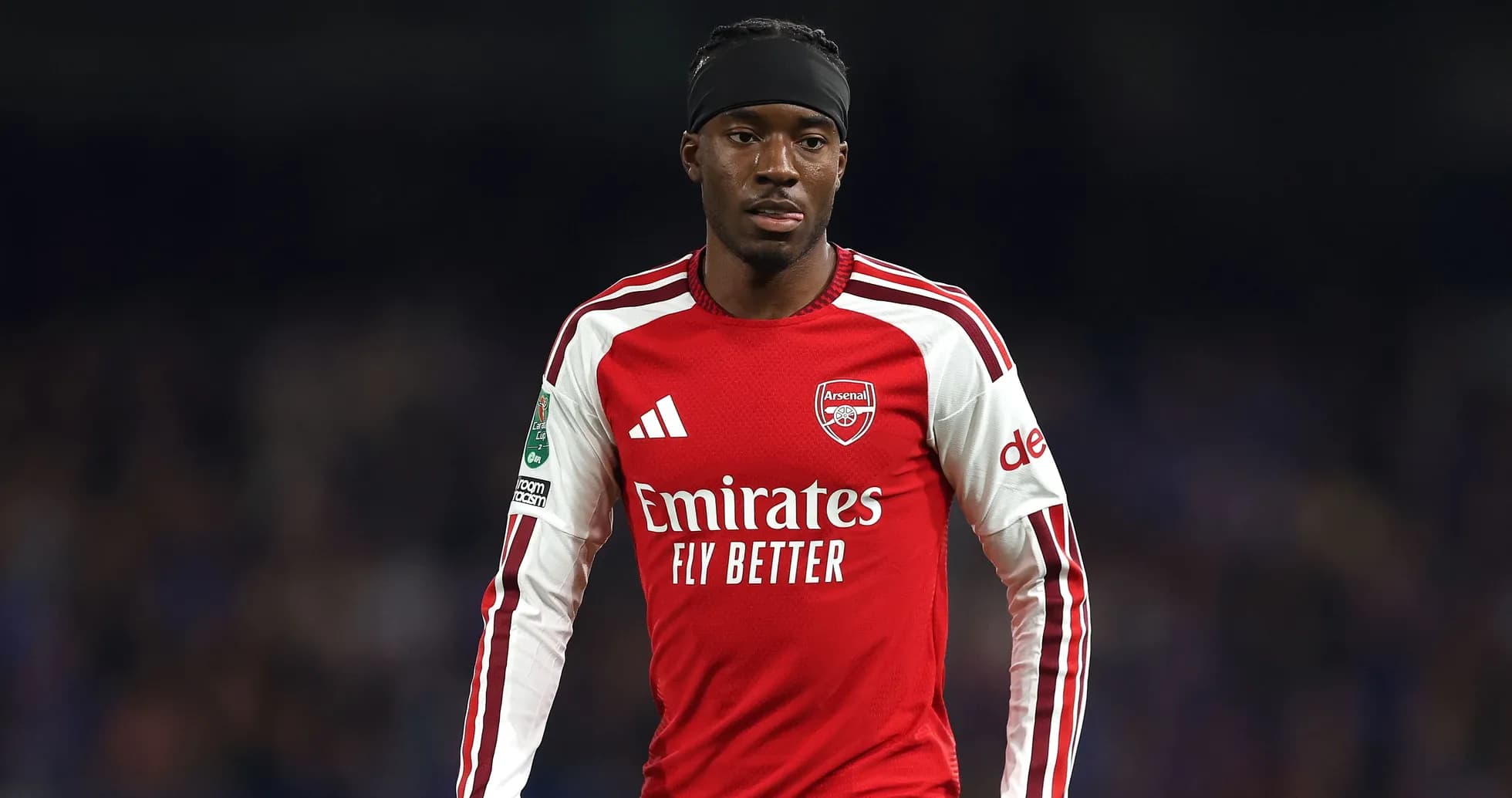 Joueur d'Arsenal en maillot rouge sur le terrain