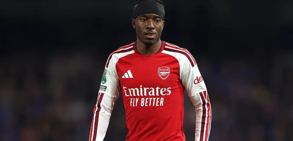 Joueur d'Arsenal en maillot rouge sur le terrain