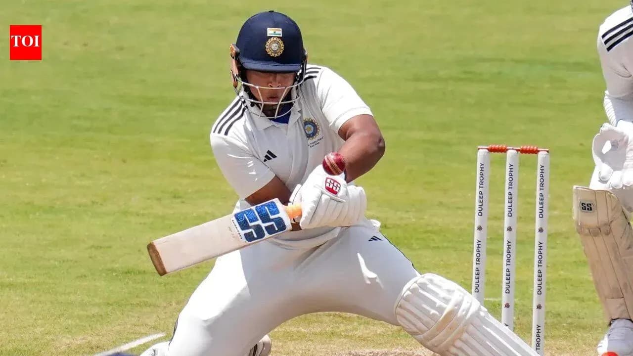 Batteur frappant la balle lors d'un match de cricket