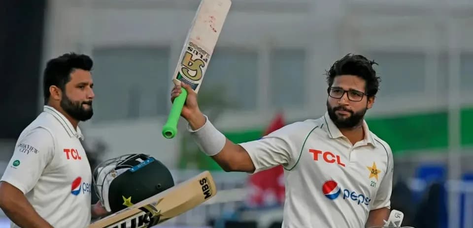Deux joueurs de cricket célébrant sur le terrain