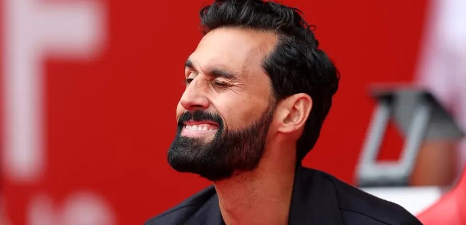 Homme souriant assis sur le banc de touche