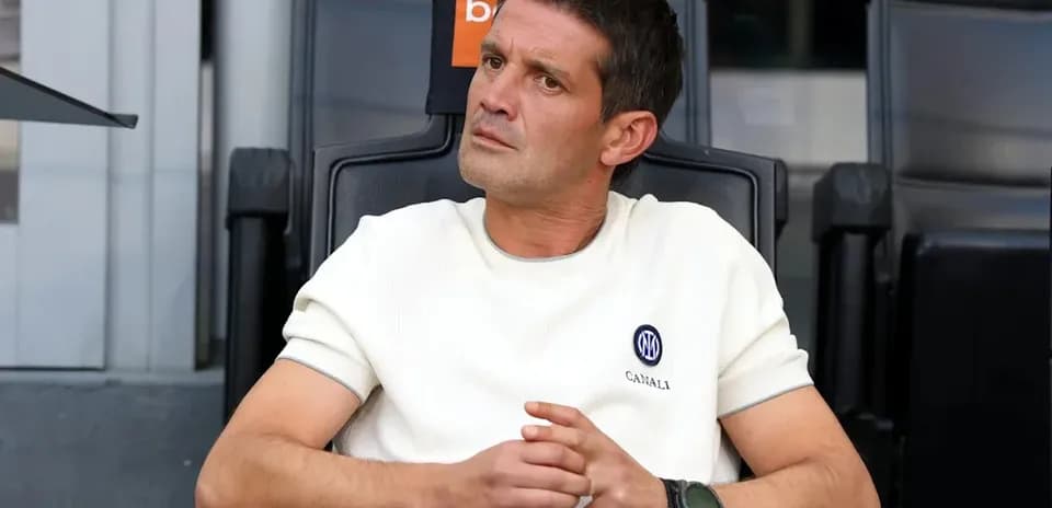 Entraîneur assis sur le banc, pensant au match