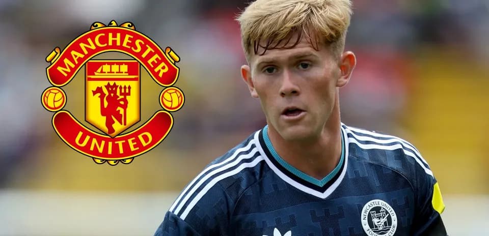 Joueur en action avec le logo de Manchester United