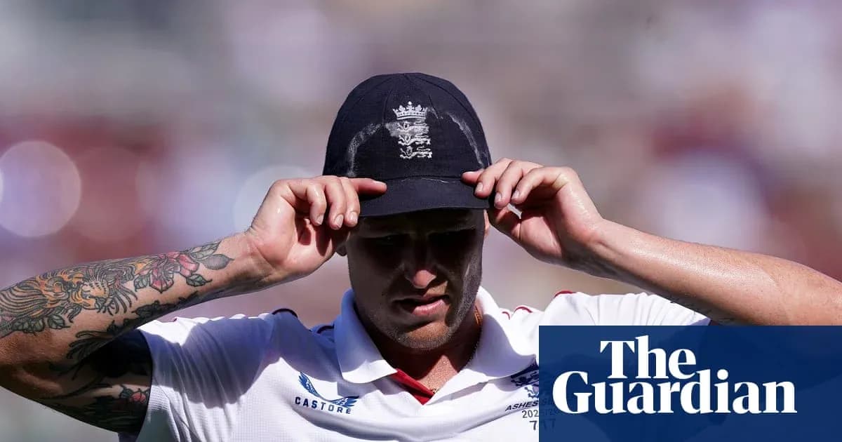 Joueur de cricket ajustant sa casquette sur le terrain