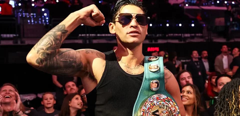 Boxeur levant le poing avec une ceinture WBC