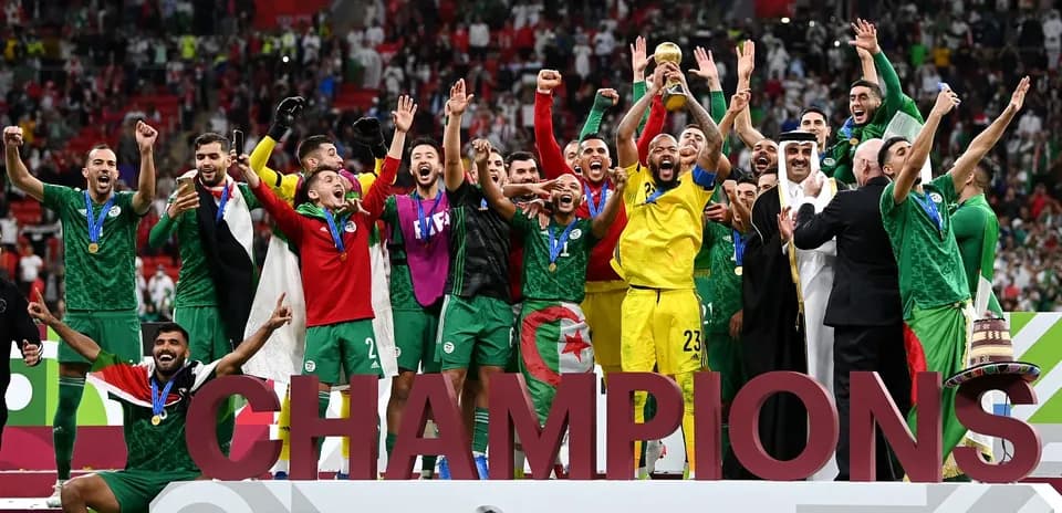 Équipe d'Algérie célébrant leur victoire en finale