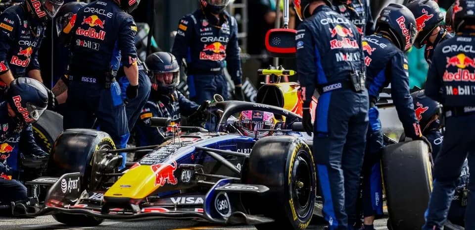 Équipe Red Bull effectuant un pit stop en F1
