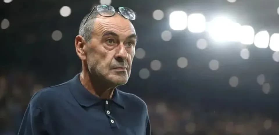 Entraîneur observant le match depuis la ligne de touche
