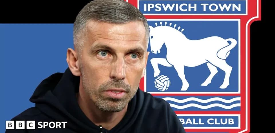 Entraîneur parlant avec le logo d'Ipswich Town en arrière-plan