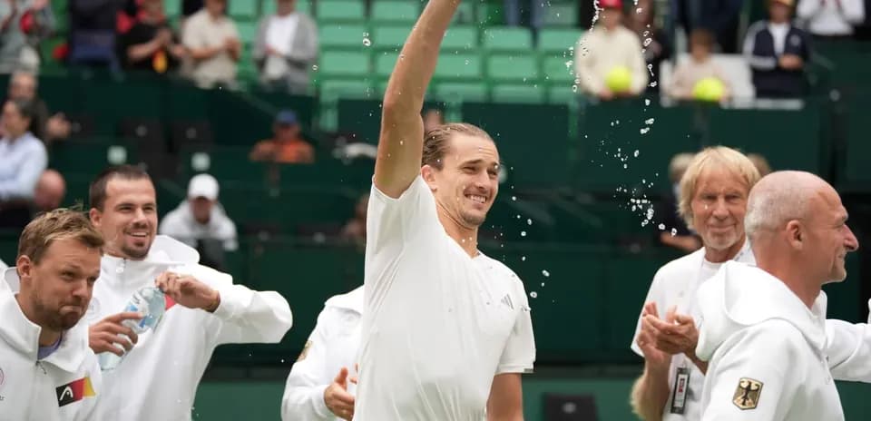 Joueur de tennis célébrant avec une bouteille d'eau