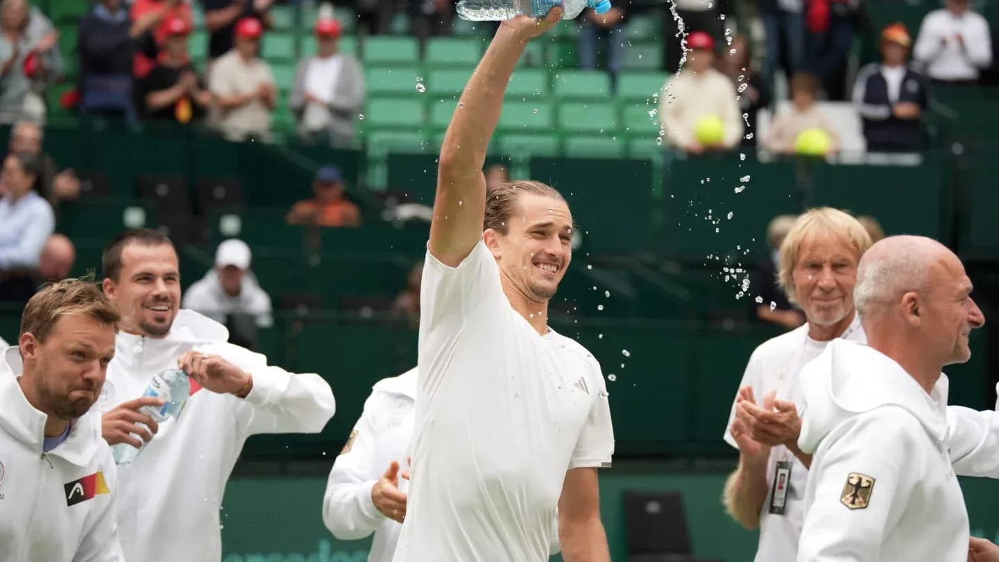 Joueur de tennis célébrant avec une bouteille d'eau