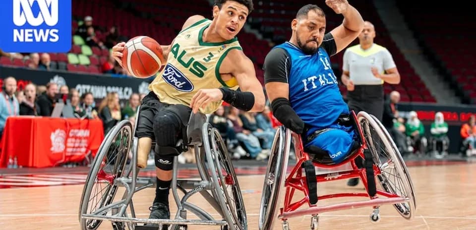 Joueur en fauteuil roulant dribblant le ballon de basket