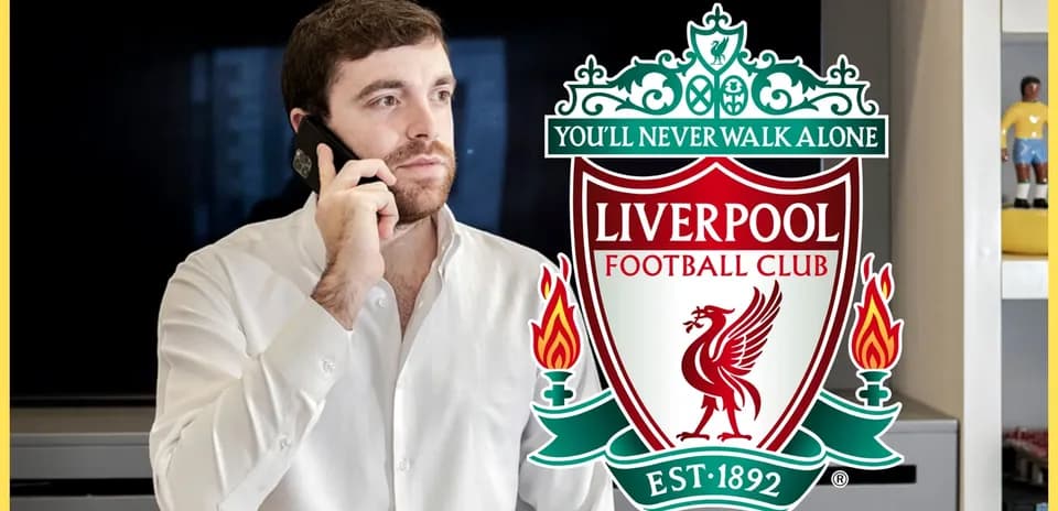 Homme au téléphone avec logo de Liverpool en arrière-plan