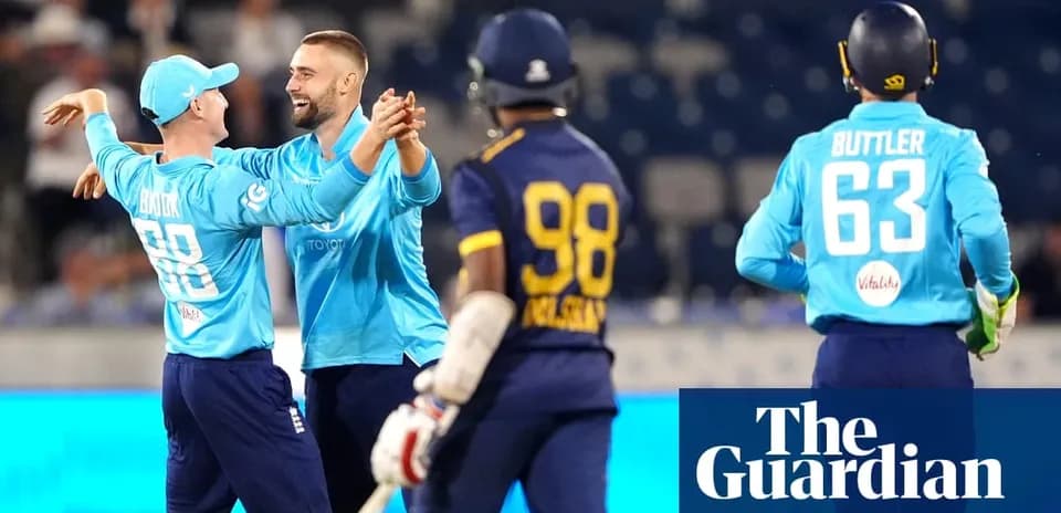 Joueurs anglais célébrant un wicket lors d'un match