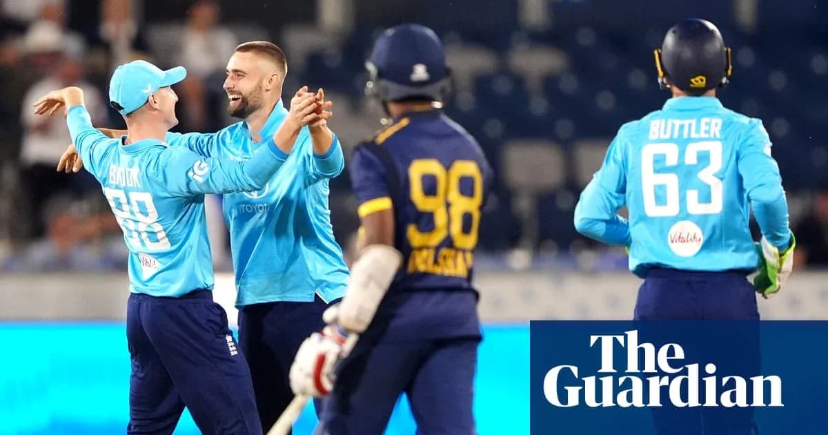 Joueurs anglais célébrant un wicket lors d'un match