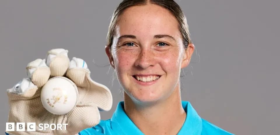 Joueuse de cricket tenant une balle de cricket