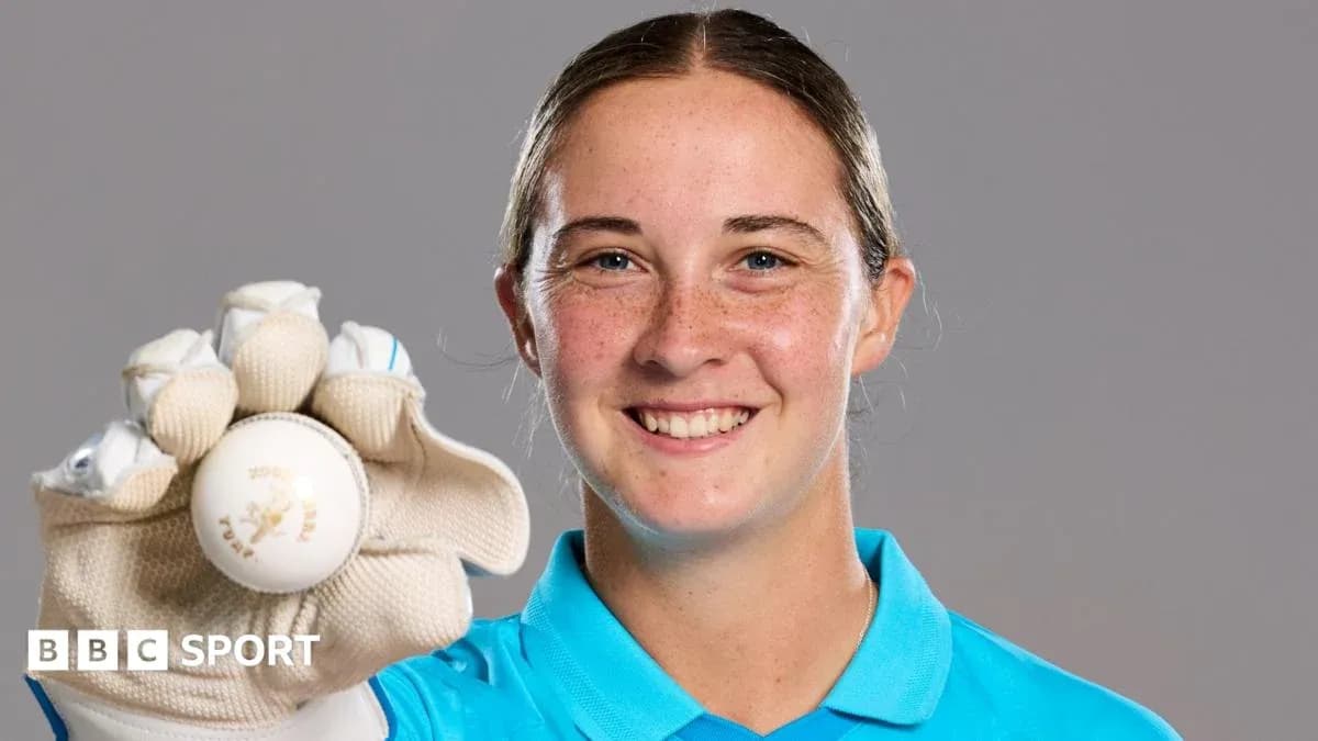 Joueuse de cricket tenant une balle de cricket