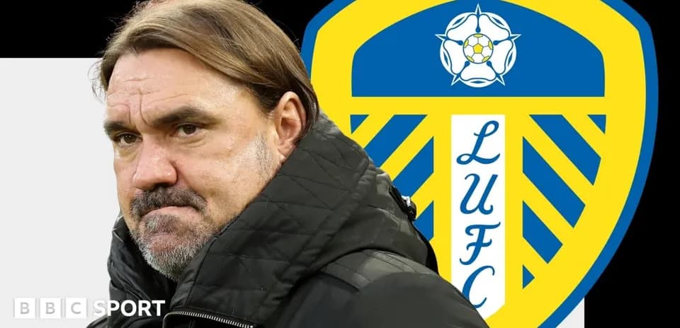 Entraîneur avec le logo de Leeds United en arrière-plan