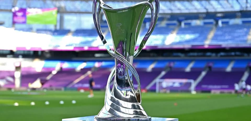 Trophée exposé sur le terrain avant le match