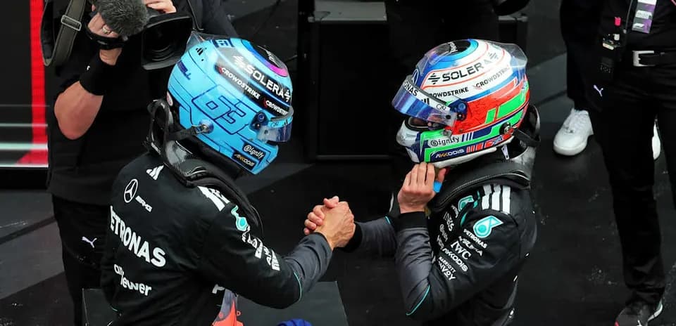 Pilotes de Formule 1 se serrant la main sur le podium