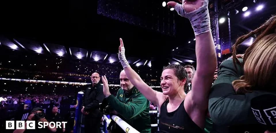 Boxeuse célébrant avec les bras levés après le match
