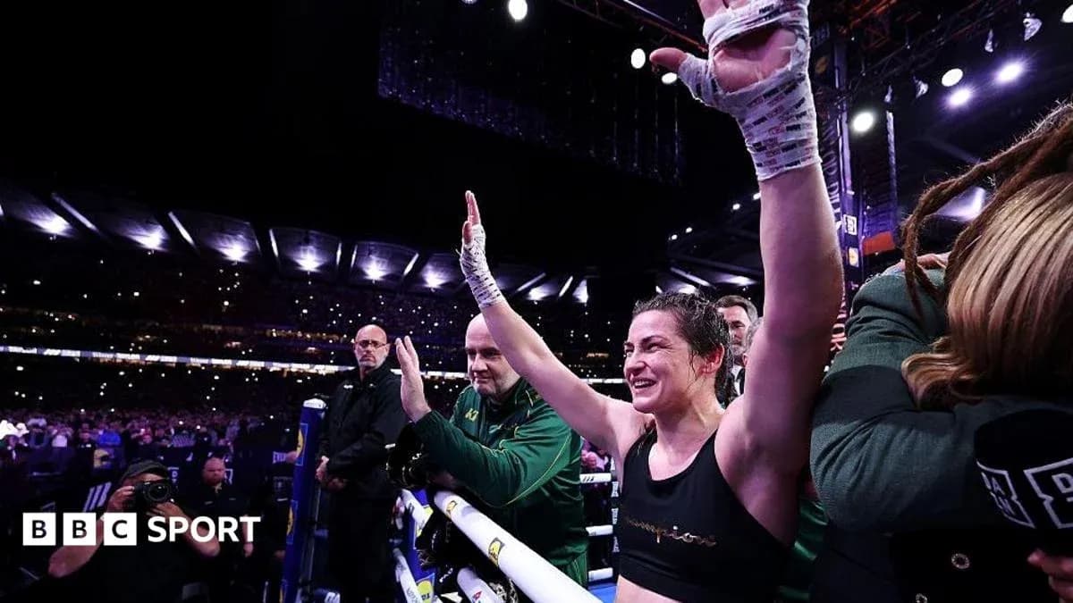 Boxeuse célébrant avec les bras levés après le match