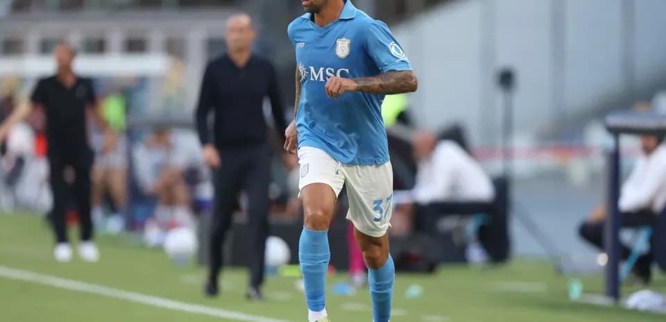 Joueur portant un maillot bleu courant avec le ballon