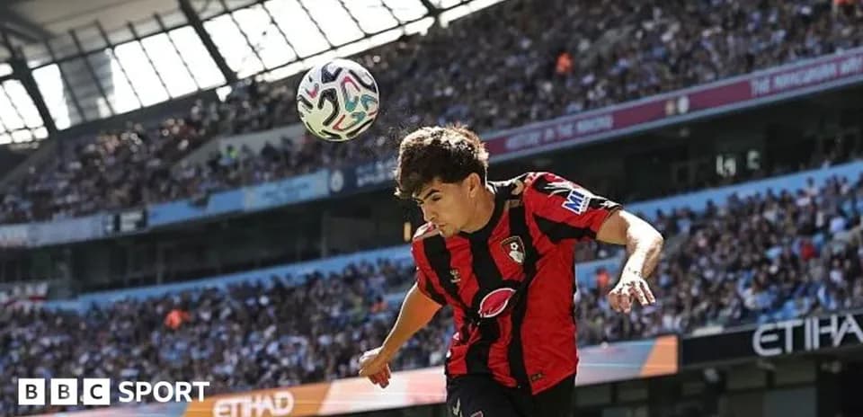 Joueur de Bournemouth en train de frapper le ballon