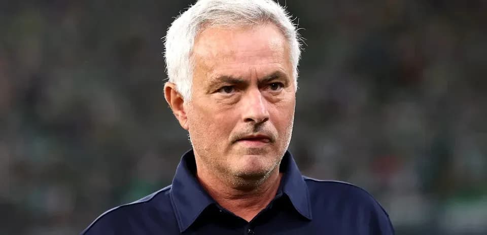 Entraîneur observant le match depuis la ligne de touche