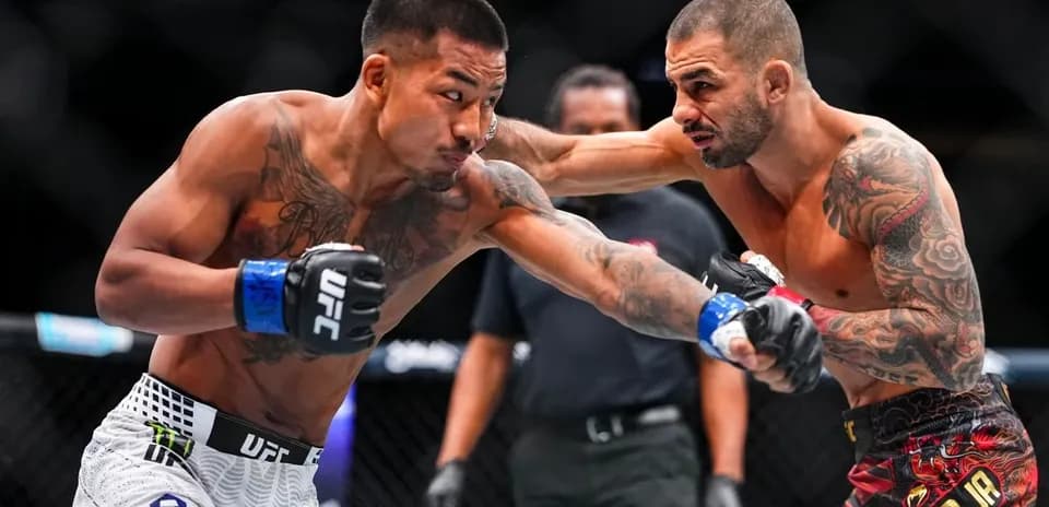 Deux combattants en pleine action lors d'un match MMA