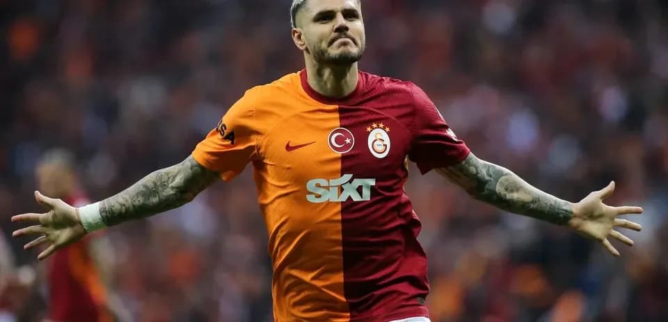 Joueur célébrant un but avec le maillot de Galatasaray