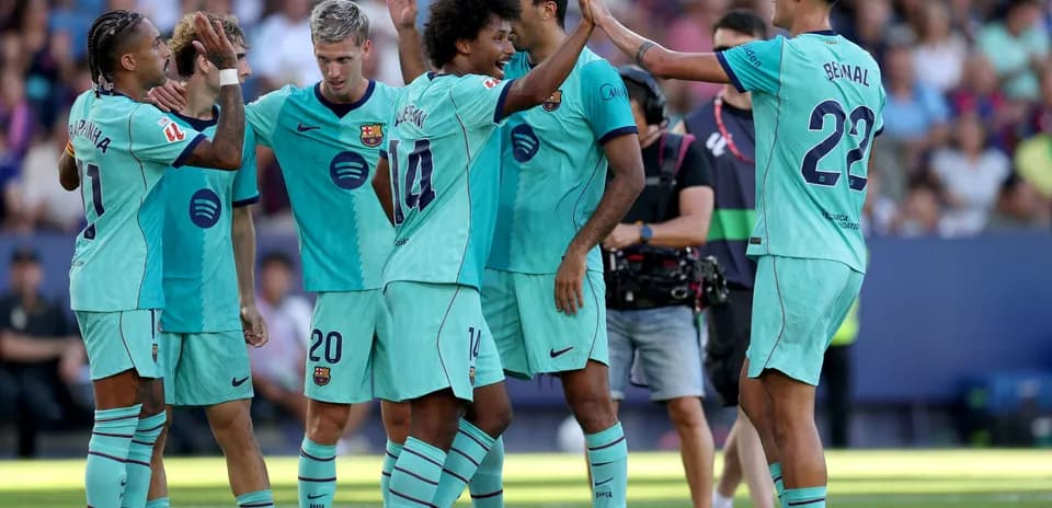 Joueurs du FC Barcelone célébrant un but ensemble