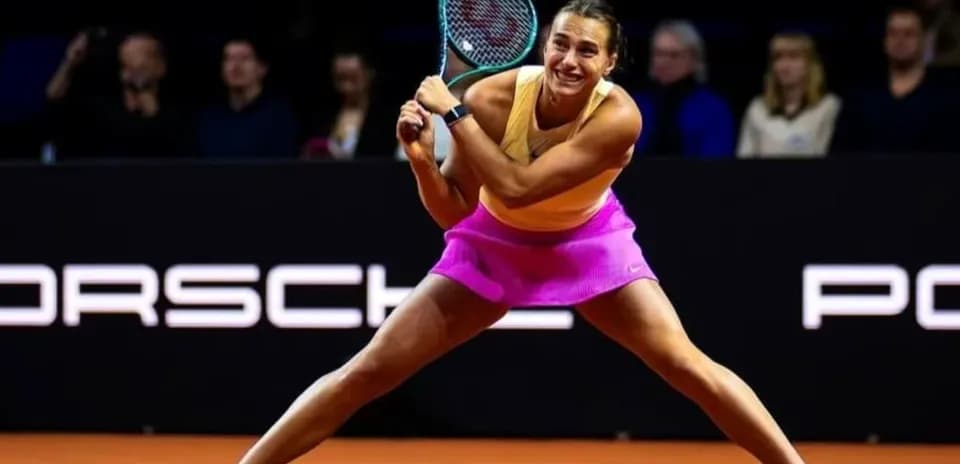 Joueuse de tennis frappant la balle sur le court