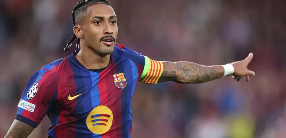Joueur de Barcelone donnant des instructions sur le terrain