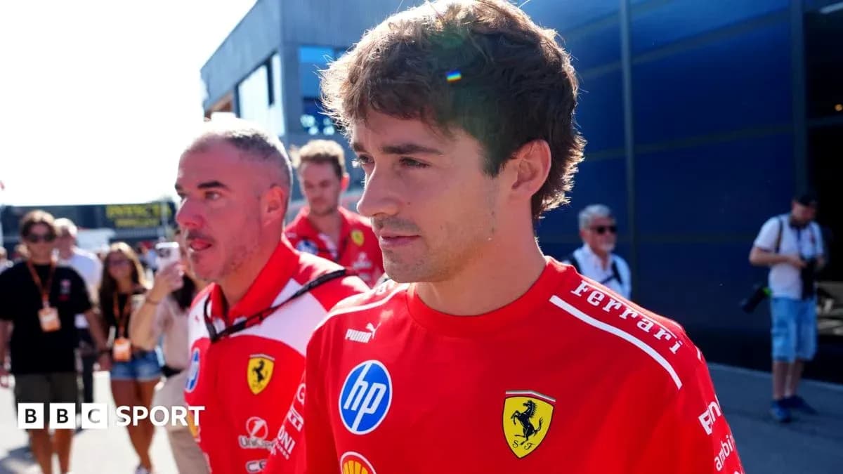Pilote de Ferrari marchant dans le paddock