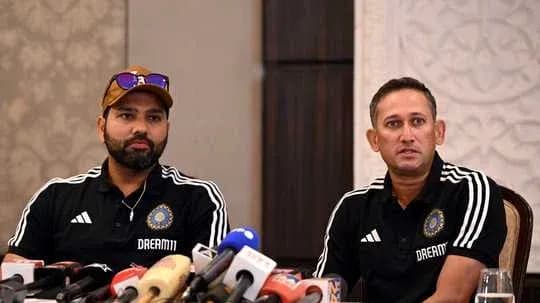 Deux hommes en tenue de cricket lors d'une conférence de presse