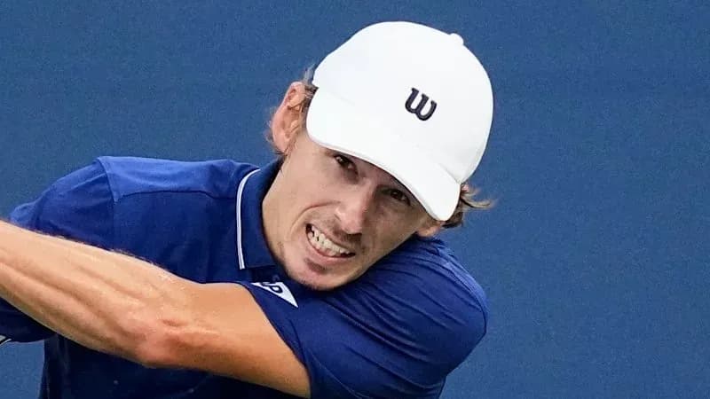 Joueur de tennis effectuant un coup sur le court
