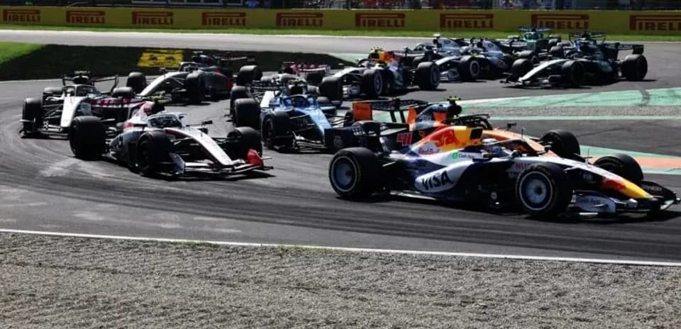 Voitures de Formule 1 en course sur circuit